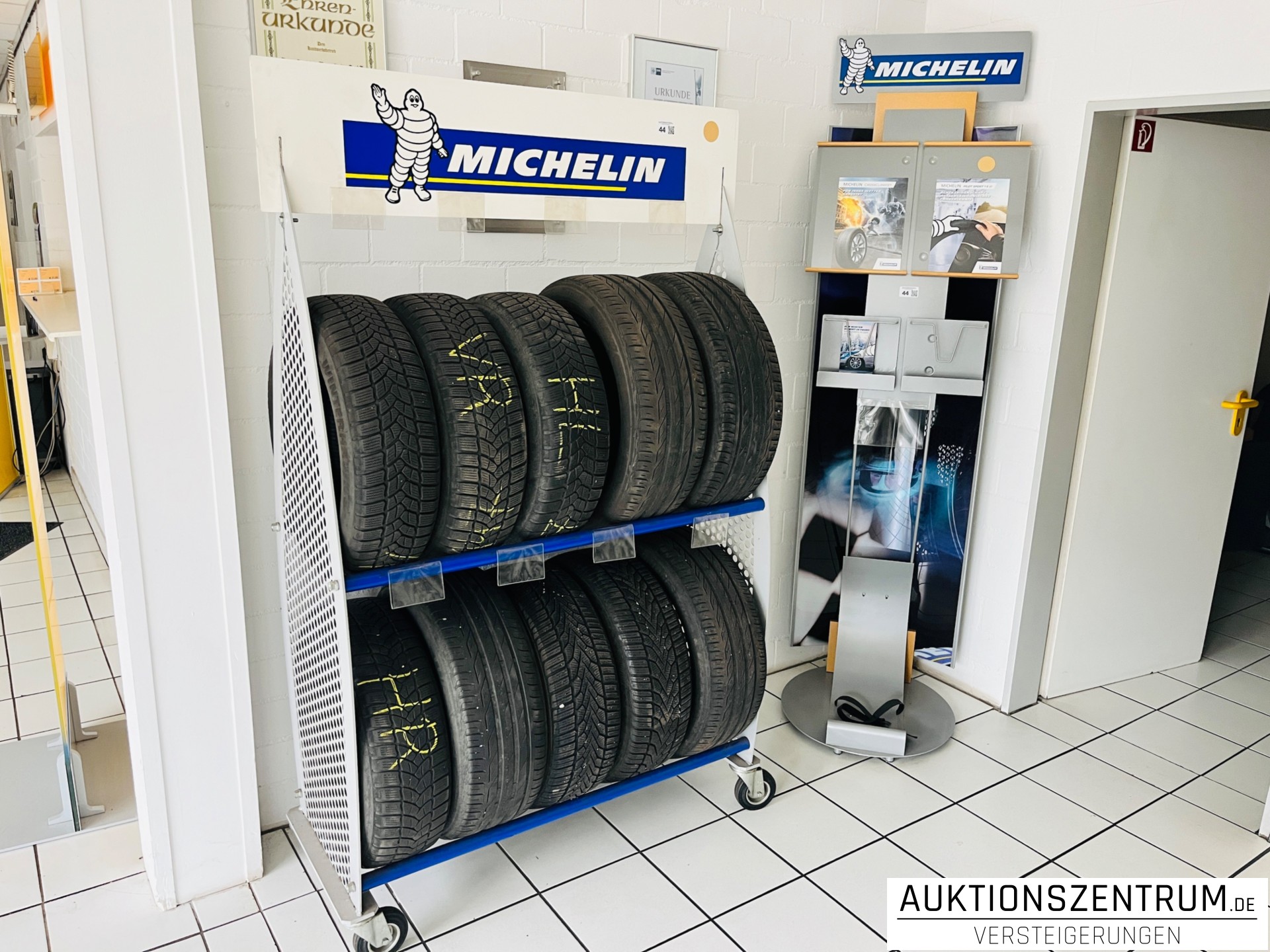 Autohaus Werkstatt Auktion Michelin Reifenwagen Werbe